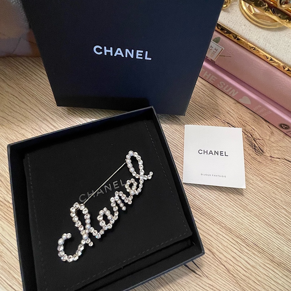 CHANEL
Metal Glass Swirling Pearls Brooch Pin Gold